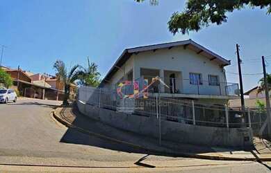 Imagem: A casa possui 4 Dormitórios, 3 Banheiros, 4 Vagas na garagem