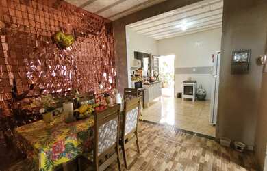 Imagem: A casa possui 5 Dormitórios, 2 Banheiros, 1 Vaga na garagem