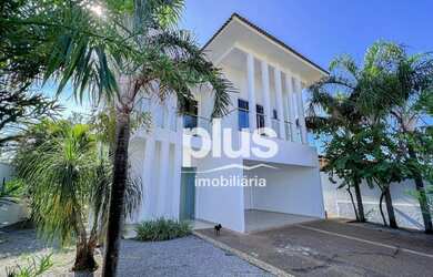 Imagem: A casa possui 5 Dormitórios, 5 Banheiros, 4 Vagas na garagem