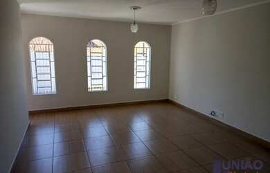 Imagem: A casa possui 3 Dormitórios, 2 Banheiros, 5 Vagas na garagem