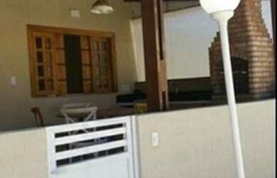 Imagem: A casa possui 3 Dormitórios, 2 Banheiros, 2 Vagas na garagem