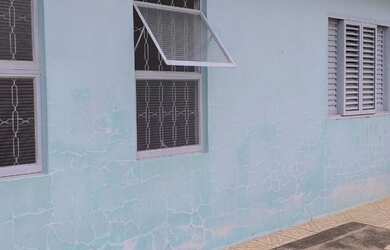 Imagem: A casa possui 3 Dormitórios, 1 Banheiro, 2 Vagas na garagem