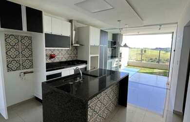 Imagem: A casa possui 2 Dormitórios, 2 Banheiros, 2 Vagas na garagem