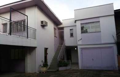 Imagem: A casa possui 4 Dormitórios, 3 Banheiros, 4 Vagas na garagem