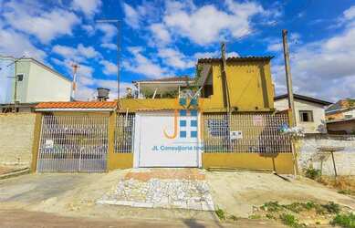 Imagem: A casa possui 2 Dormitórios, 1 Banheiro, 3 Vagas na garagem