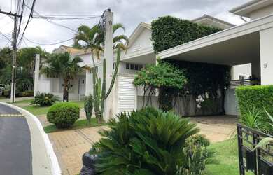 Imagem: A casa possui 3 Dormitórios, 3 Banheiros, 3 Vagas na garagem