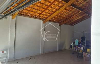 Imagem: A casa possui 3 Dormitórios, 4 Banheiros, 1 Vaga na garagem