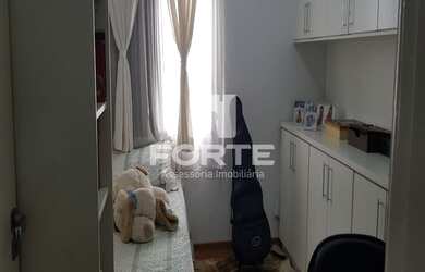 Imagem: O apartamento possui 3 Dormitórios, 1 Banheiro, 2 Vagas na