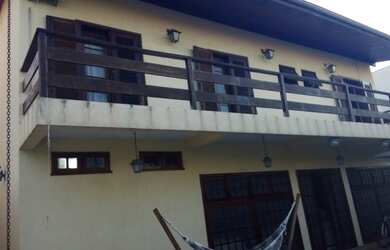 Imagem: A casa possui 3 Dormitórios, 1 Banheiro, 2 Vagas na garagem