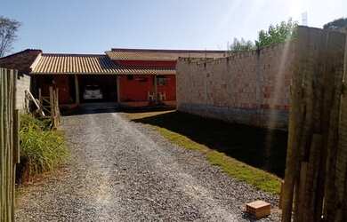 Imagem: A casa possui 3 Dormitórios, 1 Banheiro, 5 Vagas na garagem