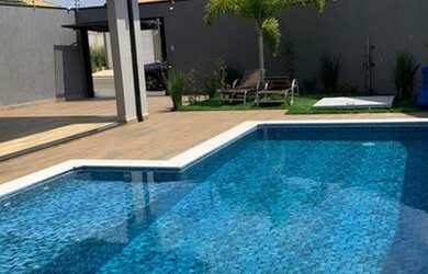 Imagem: A casa possui 3 Dormitórios, 5 Vagas na garagem e está localizado