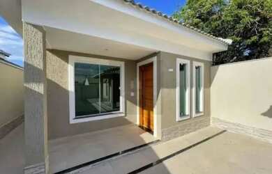 Imagem: A casa possui 3 Dormitórios, 1 Banheiro, 2 Vagas na garagem