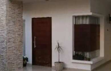 Imagem: A casa possui 3 Dormitórios, 1 Banheiro, 1 Vaga na garagem