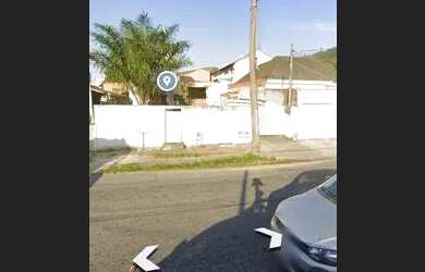 Imagem: A casa possui 3 Dormitórios, 2 Banheiros, 1 Vaga na garagem