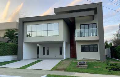 Imagem: A casa possui 4 Dormitórios, 5 Banheiros, 2 Vagas na garagem