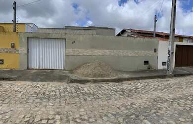 Imagem: A casa possui 2 Dormitórios, 2 Banheiros, 2 Vagas na garagem