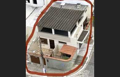 Imagem: A casa possui 3 Dormitórios, 2 Banheiros, 2 Vagas na garagem