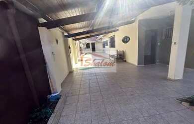 Imagem: A casa possui 4 Dormitórios, 1 Banheiro, 5 Vagas na garagem