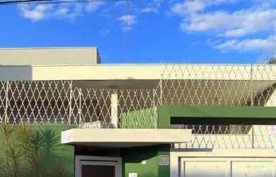 Imagem: A casa possui 3 Dormitórios, 3 Banheiros, 2 Vagas na garagem