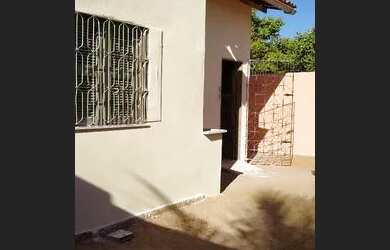 Imagem: A casa possui 2 Dormitórios, 2 Banheiros, 1 Vaga na garagem