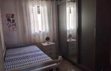 Imagem: A casa possui 3 Dormitórios, 1 Banheiro e 2 Vagas na garagem