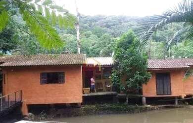 Imagem: A casa possui 3 Dormitórios, 3 Banheiros, 5 Vagas na garagem