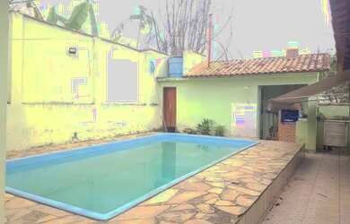 Imagem: A casa possui 3 Dormitórios, 1 Banheiro, 2 Vagas na garagem