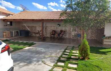 Imagem: A casa possui 3 Dormitórios, 2 Banheiros, 5 Vagas na garagem