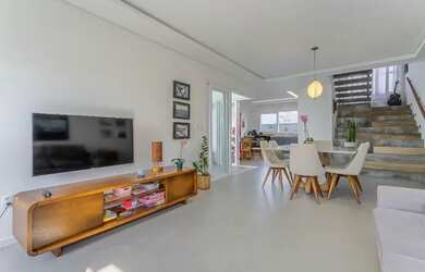 Imagem: A casa em condomínio possui 4 Dormitórios, 4 Banheiros, 4