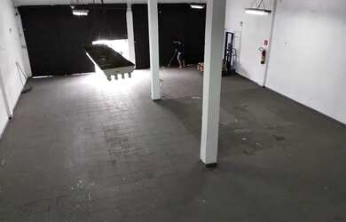 Imagem: O depósito possui 5 Vagas na garagem, 420m² de Área e está