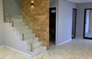 Imagem: A casa possui 3 Dormitórios, 2 Banheiros, 2 Vagas na garagem