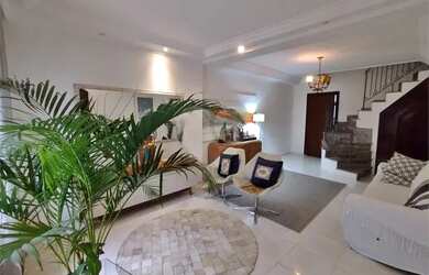 Imagem: A casa possui 4 Dormitórios, 3 Banheiros, 2 Vagas na garagem