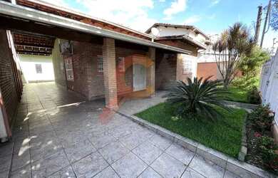 Imagem: A casa possui 5 Dormitórios, 2 Banheiros, 3 Vagas na garagem