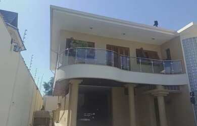 Imagem: A casa possui 3 Dormitórios, 3 Banheiros, 4 Vagas na garagem