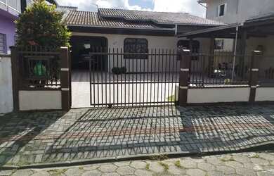 Imagem: A casa possui 3 Dormitórios, 2 Banheiros, 3 Vagas na garagem