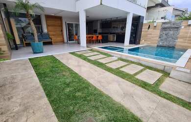 Imagem: A casa em condomínio possui 5 Dormitórios, 5 Banheiros, 369m²