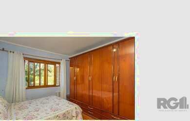 Imagem: A casa possui 4 Dormitórios, 2 Banheiros, 3 Vagas na garagem