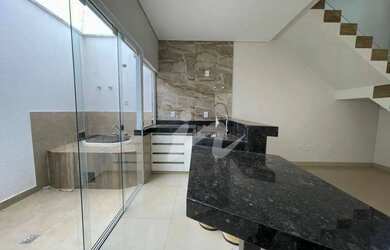 Imagem: A casa possui 3 Dormitórios, 3 Banheiros, 2 Vagas na garagem