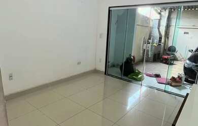 Imagem: A casa possui 2 Dormitórios, 2 Banheiros e 1 Vaga na garagem