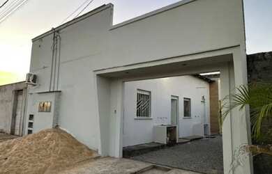 Imagem: A casa possui 2 Dormitórios, 1 Banheiro, 2 Vagas na garagem