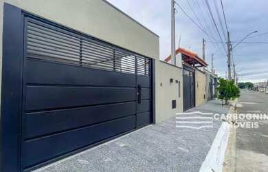 Imagem: A casa possui 3 Dormitórios, 3 Banheiros, 2 Vagas na garagem