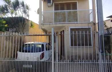 Imagem: A casa possui 3 Dormitórios, 2 Banheiros, 2 Vagas na garagem