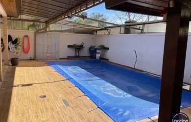 Imagem: A casa possui 5 Dormitórios, 5 Banheiros, 4 Vagas na garagem