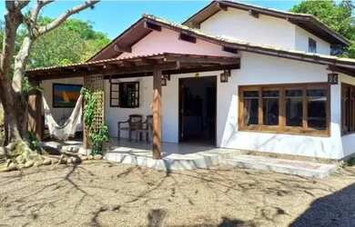 Imagem: A casa possui 3 Dormitórios, 1 Banheiro, 2 Vagas na garagem