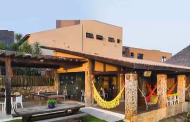 Imagem: A casa possui 4 Dormitórios, 5 Banheiros, 500m² de Área e