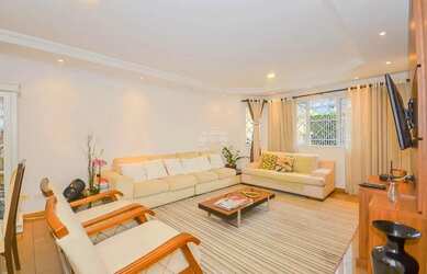 Imagem: A casa possui 3 Dormitórios, 3 Banheiros, 1 Vaga na garagem