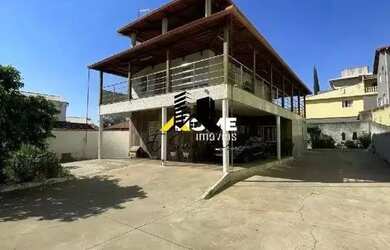 Imagem: A casa possui 3 Dormitórios, 2 Banheiros, 5 Vagas na garagem