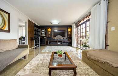 Imagem: A casa possui 4 Dormitórios, 2 Banheiros, 5 Vagas na garagem