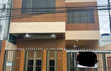 Imagem: A casa possui 4 Dormitórios, 2 Banheiros, 2 Vagas na garagem