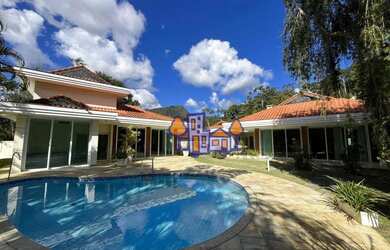 Imagem: A casa possui 3 Dormitórios, 5 Banheiros, 4 Vagas na garagem